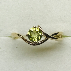 14k Yellow Gold Peridot Ring 