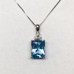 December & Diamond Pendant 