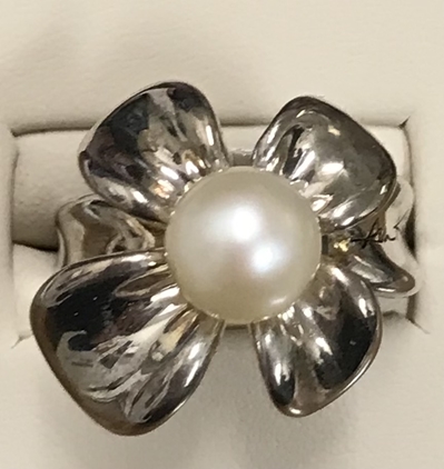 Ladies SS Flower Ring w/ Pearl 